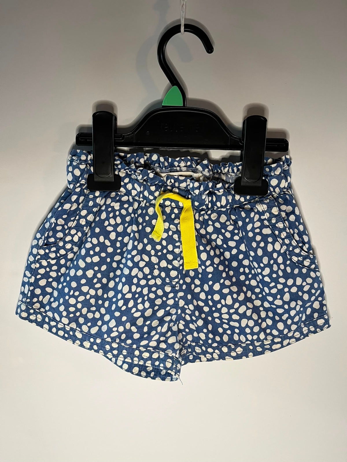 Blue and white spotted print shorts with a bright yellow drawstring, mini boden preloved little drums size 5 years