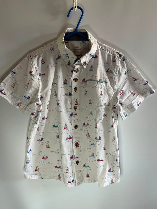 A short-sleeve button-up shirt with a white base and a colorful sailboat print, monsoon little drums
Preloved 