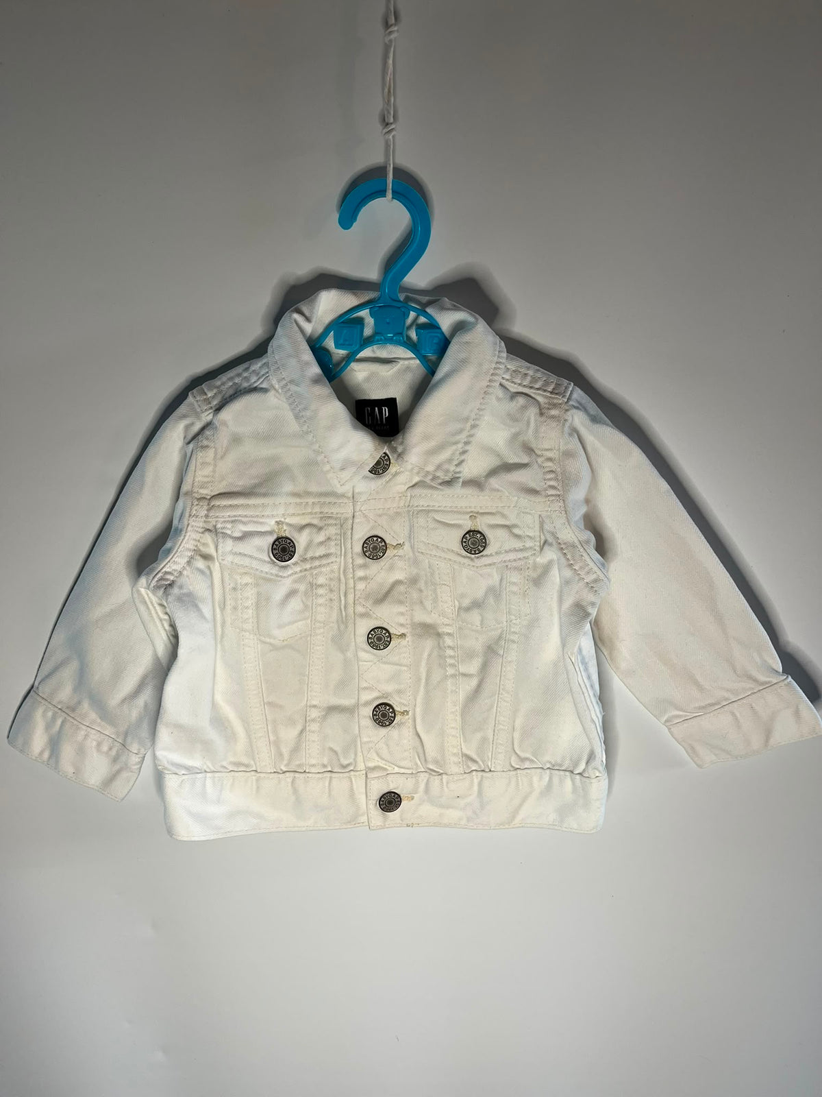 A small off-white denim jacket for a child, gap preloved little drums 