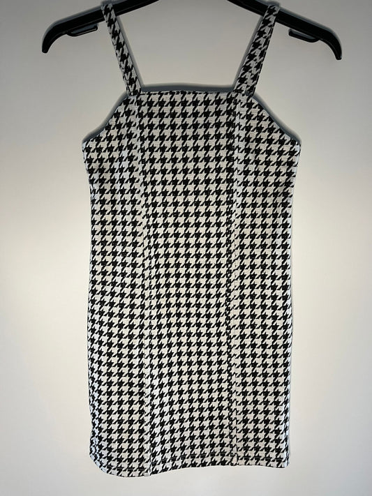Primark white and black dress size 8 to 9 years. Preloved - Little drums.