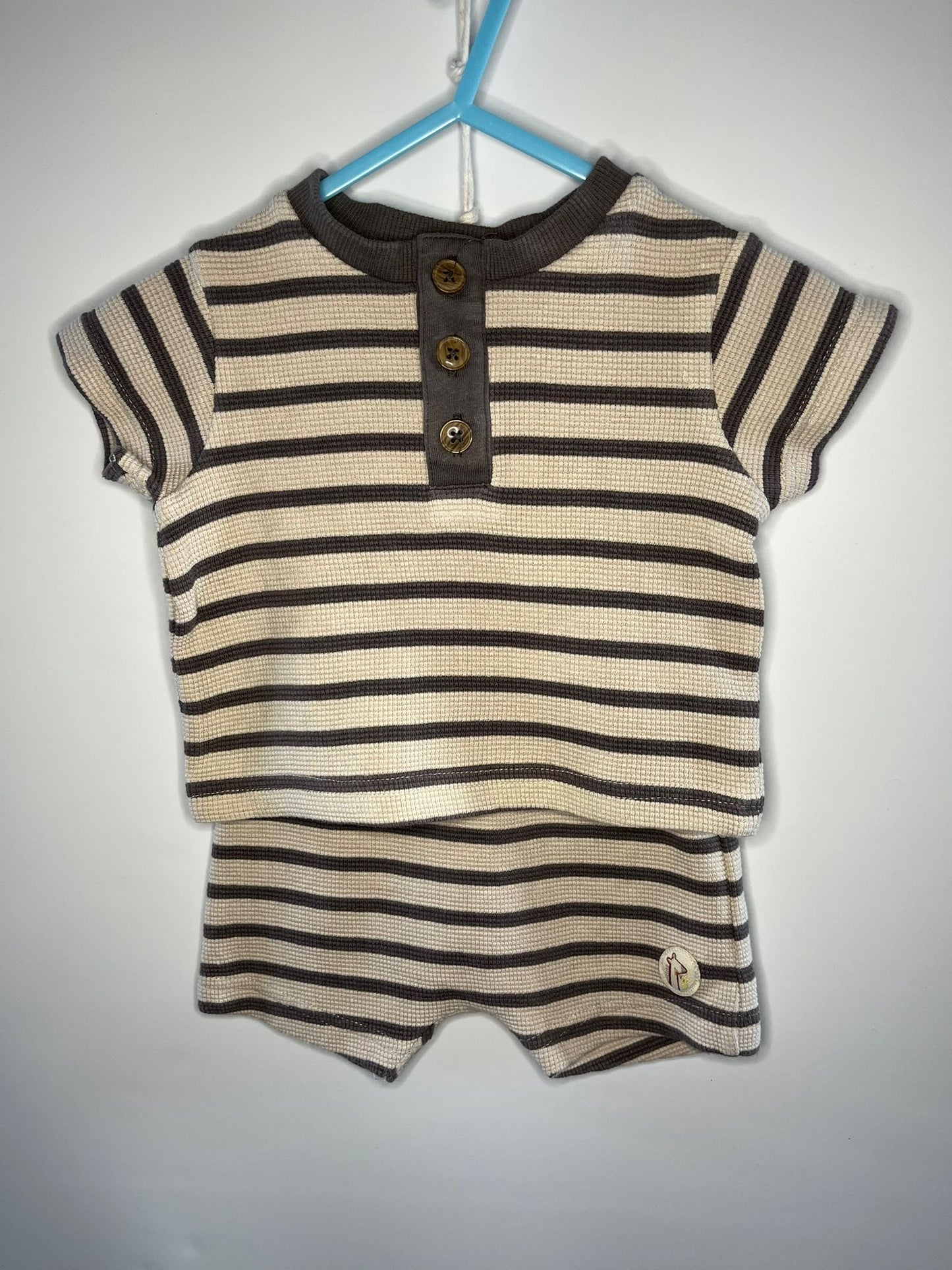 Striped baby top with buttons 0-3
Months preloved little drums 
