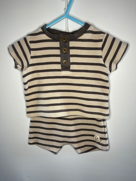 Striped baby top with buttons 0-3
Months preloved little drums 