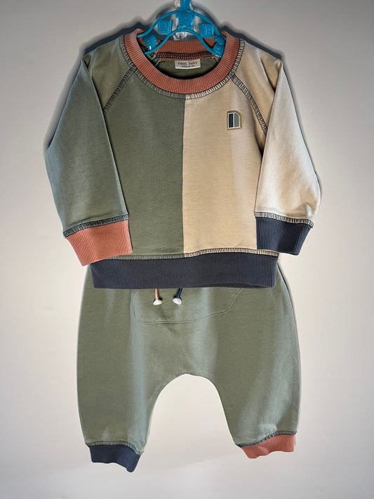 Children's two-piece outfit with a sweater and bottoms, preloved next little drums 