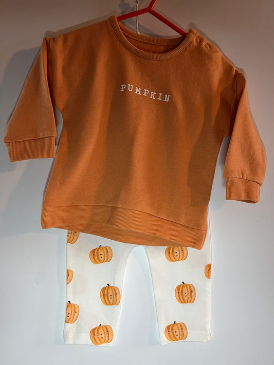 Children's outfit with orange sweatshirt and white leggings with pumpkin pattern. preloved - Little drums
